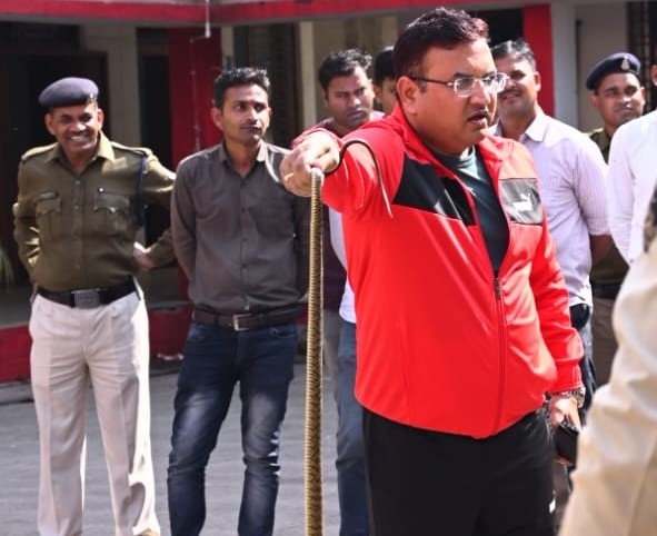 Snack Rescue: 112 team was given training on snack rescue... Guru mantra was told to get the snake out of the house...