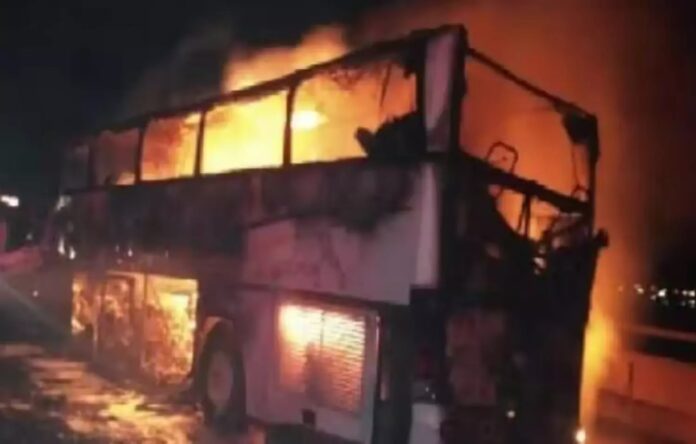 Big Bus Accident: Terrible accident in Saudi Arabia... Terrible fire in bus after collision... 20 burnt alive