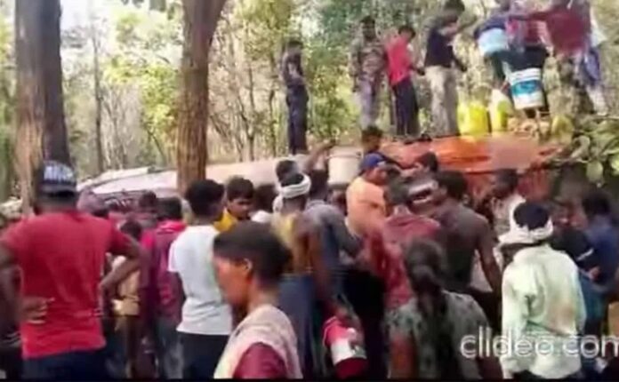 Truck Overturned: Truck laden with edible oil overturned… villagers started looting… watch VIDEOTruck Overturned: Truck laden with edible oil overturned… villagers started looting… watch VIDEO