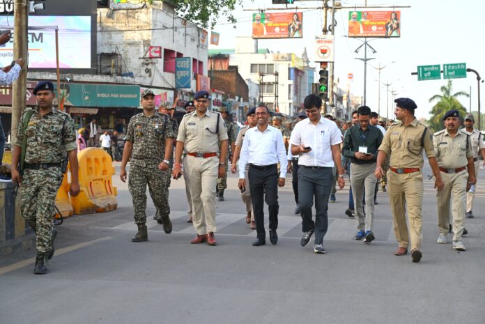 सतर्क प्रशासन का flag march