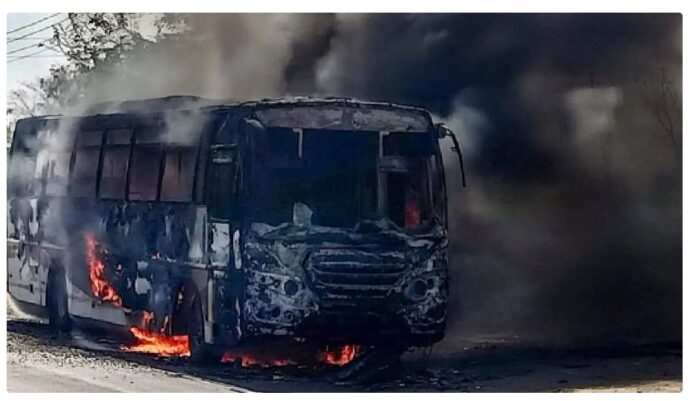 Bus fire: मतदान कर्मचारियों को लेकर लौट रही बस में लगी आग