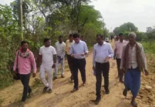 CG NEWS : IAS हैरान हुए ये जानकर, पहुंचे थे विकास विहीन गांव