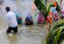 गुरेरा ग्राम के हसनपुर में उगते सूर्य को अर्घ्य देकर संपन्न हुआ आस्था का महापर्व छठ, वाराणसी के घाटों पर उमड़ी श्रद्धालुओं की भीड़