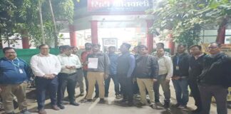 बिलासपुर में बैंक कर्मी पर हमला, कर्मचारियों ने एसपी कार्यालय के सामने किया प्रदर्शन