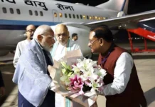 PM मोदी के आगमन पर हुआ भव्य स्वागत, मुख्यमंत्री विष्णुदेव साय ने पुष्पमालाओं से किया सम्मान