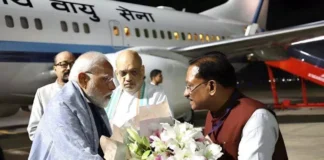 PM मोदी के आगमन पर हुआ भव्य स्वागत, मुख्यमंत्री विष्णुदेव साय ने पुष्पमालाओं से किया सम्मान
