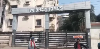 वैभव होम्स में देर रात तांडव: रॉड लेकर घुसा युवक, डेढ़ दर्जन गाड़ियों के शीशे चकनाचूर