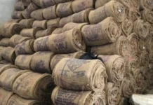 बारदाना बाहर ले जाते पकड़ा गया वाहन, चपोरा केंद्र में कार्रवाई की गूँज—तीन कर्मचारी सस्पेंड