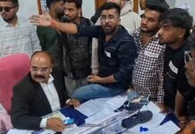 कॉलेज में एनएसयूआई का हंगामा, प्रिंसिपल को जूतों की माला पहनाने की कोशिश