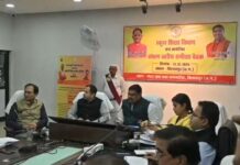 मंत्री गजेंद्र यादव की कड़क आवाज़ गूंजी, फटकार सुनते ही बीईओ अचानक बेहोश