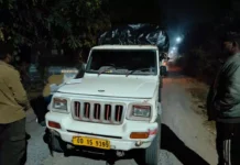 सीमा पर प्रशासन की सख्ती: ओडिशा से लाया जा रहा अवैध धान पकड़ा गया, चार पर एफआईआर