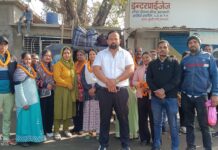 बांकीमोंगरा से वृंदावन धाम के लिए रवाना हुए श्रद्धालु ,पालिका अध्यक्ष श्रीमती झा ने पुष्पमाला पहनाकर दी विदाई।