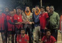 बांकीमोंगरा में रात्रिकालीन कबड्डी प्रतियोगिता में शामिल हुए विकास झा, दिया प्रथम पुरस्कार।