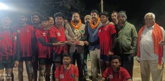 बांकीमोंगरा में रात्रिकालीन कबड्डी प्रतियोगिता में शामिल हुए विकास झा, दिया प्रथम पुरस्कार।