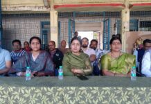 शासकीय स्कूल आदर्श नगर कुसमुंडा में बांकीमोंगरा पालिका अध्यक्ष श्रीमती सोनी झा ने किया 65 छात्राओं को साइकिल वितरण।