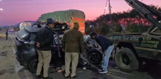 भीषण सड़क हादसा: तेज रफ्तार कार ट्रक से टकराई, पूर्व गृहमंत्री की बेटी समेत तीन की मौत