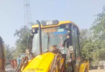 अवैध मुरूम खनन पर पुलिस की सख्ती, दो हाईवा और जेसीबी जब्त