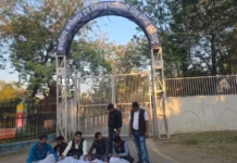 धान खरीदी संकट से आहत आदिवासी किसान, आत्महत्या के प्रयास के बाद कलेक्ट्रेट में ‘कफन’ प्रदर्शन