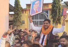 संविधान और अंबेडकर की तस्वीर के साथ जेल से बाहर आए विधायक बालेश्वर साहू