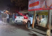 तेज रफ्तार कार दुकान में घुसी, नाबालिग बच्ची गंभीर घायल