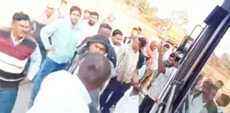 शीर्षक: ड्यूटी से लौट रहे एसईसीएल कर्मियों की बस रोकी, दिनदहाड़े मारपीट से मचा हड़कंप