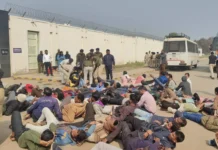 रायपुर में सहायक शिक्षक भर्ती की मांग: डीएड अभ्यर्थियों ने शिक्षा मंत्री के बंगले का घेराव किया, पुलिस ने हटाया प्रदर्शन