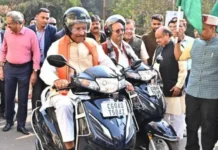 सड़क सुरक्षा का संदेश: मुख्यमंत्री साय ने हेलमेट पहनकर स्कूटी चलाई, तस्वीरें हुईं वायरल