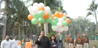 कोरबा: गणतंत्र दिवस पर कलेक्टर कुणाल दुदावत ने आवास परिसर में किया ध्वजारोहण