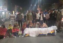 काम के दौरान घायल युवक की इलाज के दौरान मौत, परिजनों ने शव रखकर किया चक्काजाम