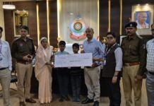 दुर्घटना में जान गंवाने वाले आरक्षक के परिवार को मिला एक करोड़ का बीमा सहयोग