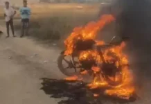 कोरबा के पड़निया गांव में खड़ी बाइक में आग, नशे में सो रहा चालक बाल-बाल बचा