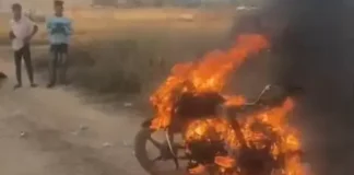 कोरबा के पड़निया गांव में खड़ी बाइक में आग, नशे में सो रहा चालक बाल-बाल बचा