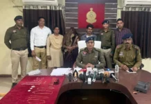 सूने घर में चोरी का खुलासा, मां-बेटे गिरफ्तार, लाखों के जेवर बरामद