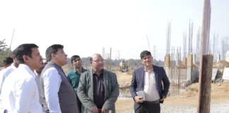निर्माण कार्यों में लापरवाही पर कलेक्टर सख्त, निरीक्षण के दौरान ठेकेदार को नोटिस के निर्देश