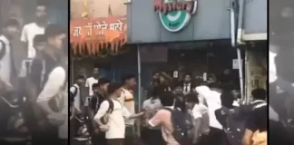 गर्लफ्रेंड को लेकर भड़की लड़ाई: बीच सड़क स्कूली छात्रों का संग्राम, VIDEO वायरल