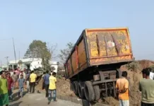 कोरबा में बेकाबू ट्रेलर घर में घुसा, गर्भवती महिला की मौत के बाद ग्रामीणों का चक्काजाम