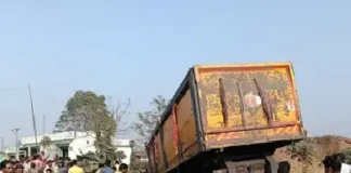 कोरबा में बेकाबू ट्रेलर घर में घुसा, गर्भवती महिला की मौत के बाद ग्रामीणों का चक्काजाम