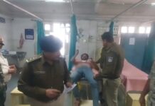 थाने में सनसनी: पत्नी को ले जाने से नाराज़ युवक ने ब्लेड से काटा अपना गला