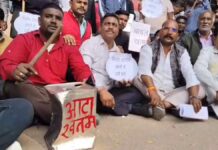 वेतन न मिलने पर सफाई कर्मचारियों का प्रदर्शन खाली डिब्बे बजाकर जताया विरोध, होली से पहले भुगतान न हुआ तो हड़ताल की चेतावनी