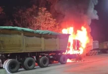 कोरबा के अशोक वाटिका में कोयले से भरी गाड़ी में लगी आग, टला बड़ा हादसा