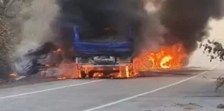 कोरबा में भीषण सड़क हादसा: कोयला ट्रेलर और सीमेंट ट्रक की टक्कर के बाद आग, चालक की दर्दनाक मौत