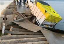 गाजीपुर: बारा–फिरोजपुर पीपा पुल पर हादसा, मवेशियों से लदी पिकअप फंसी; आवागमन ठप