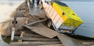 गाजीपुर: बारा–फिरोजपुर पीपा पुल पर हादसा, मवेशियों से लदी पिकअप फंसी; आवागमन ठप