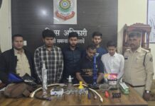 राजकिशोर नगर में अवैध हुक्का बार पर पुलिस का छापा संचालक समेत पांच युवक गिरफ्तार, तंबाकू फ्लेवर और नगदी जब्त