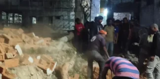 निर्माणाधीन फ्लैट की दीवार गिरी, तीन घायल डेढ़ साल के मासूम की हालत नाजुक, सुरक्षा लापरवाही पर सवाल