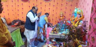 पूर्व मंत्री जयसिंह अग्रवाल पहुंचे सिद्धेश्वर हनुमान मंदिर, श्रीराम कथा में डूबा भक्तिमय माहौल कार्यक्रम में पूर्व मंत्री जयसिंह अग्रवाल विशेष रूप से उपस्थित हुए और सिद्धेश्वर हनुमान मंदिर में पूजा अर्चना करने के पश्चात श्रीराम कथा का श्रवण कर धर्मलाभ लिया। कथा के दौरान आचार्य द्वारा श्रीराम और भरत मिलन प्रसंग का भावपूर्ण वर्णन किया गया, जिसे सुनकर श्रद्धालु भावविभोर हो उठे। पूरे परिसर में भक्ति और आस्था का माहौल बना रहा। इस अवसर पर पूर्व मंत्री जयसिंह अग्रवाल ने कहा कि शहर के विभिन्न क्षेत्रों में लगातार अखण्ड नवधा रामायण, श्रीराम कथा, श्रीमद् भागवत कथा और शिव कथा जैसे धार्मिक आयोजन हो रहे हैं, जो समाज में सकारात्मक ऊर्जा और एकता का संदेश देते हैं और भातृत्व भाव की भावना को जागृत करता है । पूर्व मंत्री जयसिंह अग्रवाल पहुंचे सिद्धेश्वर हनुमान मंदिर, श्रीराम कथा में डूबा भक्तिमय माहौल