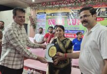 नवभारत ऊर्जा कप द्वारा क्रिकेट प्रतियोगिता में वेलफेयर इलेवन ने मारी बाजी, बांकीमोंगरा अध्यक्ष श्रीमती सोनी विकास झा ने बढ़ाया खिलाड़ियों का उत्साह।