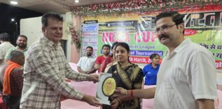 नवभारत ऊर्जा कप द्वारा क्रिकेट प्रतियोगिता में वेलफेयर इलेवन ने मारी बाजी, बांकीमोंगरा अध्यक्ष श्रीमती सोनी विकास झा ने बढ़ाया खिलाड़ियों का उत्साह।