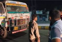 प्रतिबंधित क्षेत्र में घुसे ओवरलोड ट्रेलर के पलटने से सड़क पर बिखरा आयरन पेलेट, चार वाहनों पर कार्रवाई