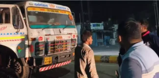 प्रतिबंधित क्षेत्र में घुसे ओवरलोड ट्रेलर के पलटने से सड़क पर बिखरा आयरन पेलेट, चार वाहनों पर कार्रवाई